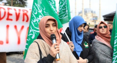 Suriyeliler Baas rejiminin çökmesini kutladı
