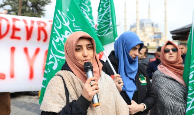 Suriyeliler Baas rejiminin çökmesini kutladı