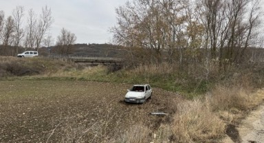 Tarlaya devrilen otomobilde 1 yaralı