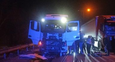 Tırla kamyonetin çarpıştığı kazada 2 yaralı