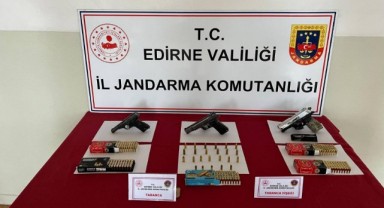 3 ruhsatsız tabanca bulunan şüpheliye gözaltı