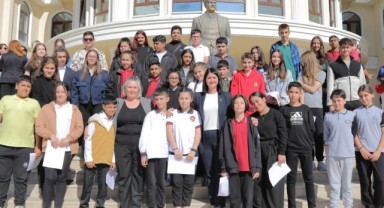 Akın’dan öğrencilere “hem ablanız hem de teyzenizim”