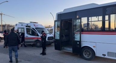 Bariyerlere çarpan minibüsteki 2 yolcu yaralandı