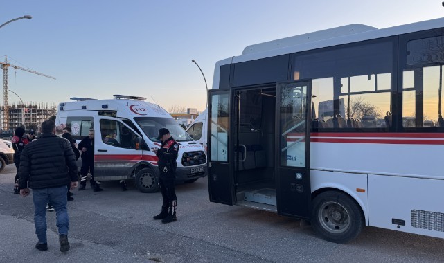 Bariyerlere çarpan minibüsteki 2 yolcu yaralandı