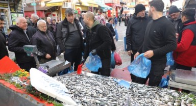 Fiyatı düşen hamsiye yoğun ilgi