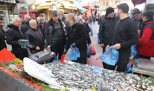 Fiyatı düşen hamsiye yoğun ilgi