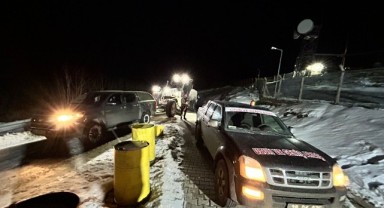 Karlı yolda mahsur kalan 3 teknisyen kurtarıldı