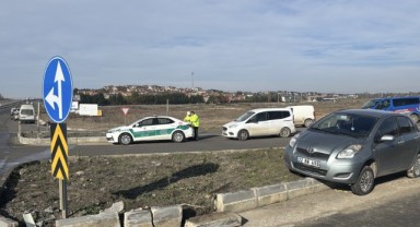 Minibüsü ile otomobil çarpıştı