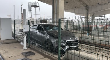 Otomobil bariyerlere çarptı 3 kişi yaralandı