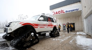 Sağlık ekipleri karlı yolları paletli ambulanslarla aşıyor