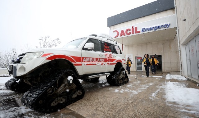Sağlık ekipleri karlı yolları paletli ambulanslarla aşıyor