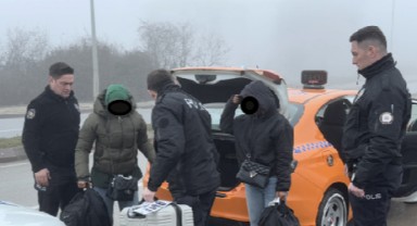 Takside 4 düzensiz göçmen yakalandı