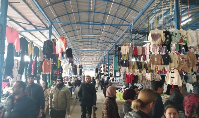 Ulus pazarı Noel’e takıldı