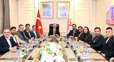 AKP gençlik Kollarında bakan ziyareti