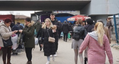 Cuma Pazarı’nda Sezon Sonu İndirimlere Yoğun İlgi