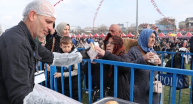Fesitvalde vatandaşlara 5 ton hamsi dağıtıldı