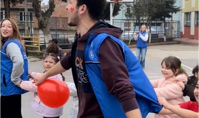 Gençlerden miniklerle sevgi dolu buluşma