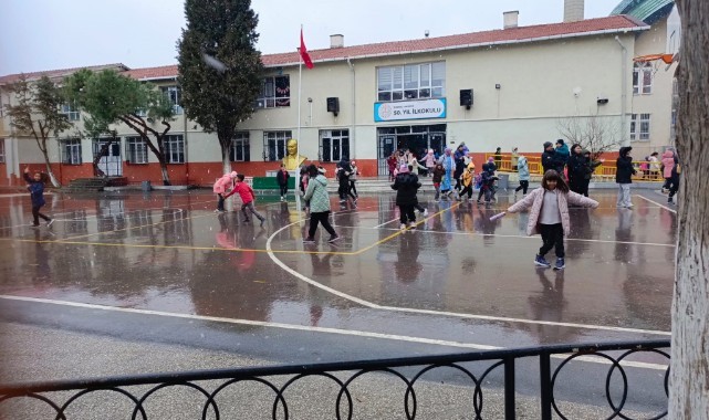 Kar Yağışına En Çok Çocuklar Sevindi!