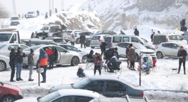 Kartopu oynayıp kızakla kayarak eğlendiler