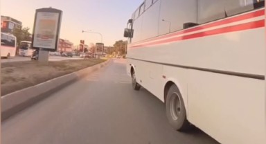 Minibüsle motosikletin çarpışması kask kamerasında