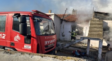 Müstakil ev yangında kullanılamaz hale geldi