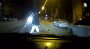 Taksinin yayaya çarpma anı araç kamerasında