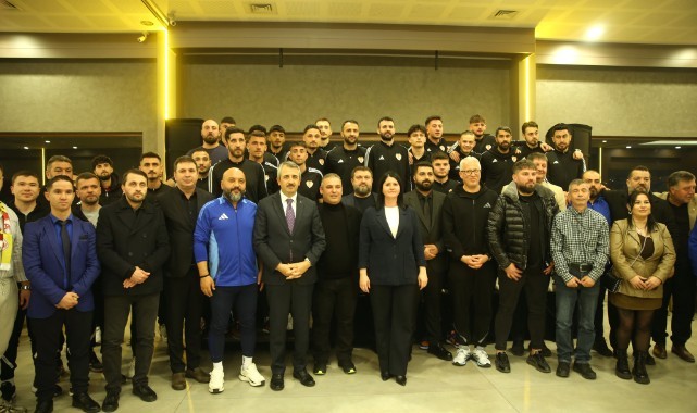 Vali ve Belediye Başkanı, 500 bin liraya forma satın aldı