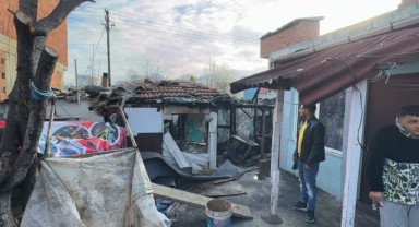 Yanan iki ev kullanılamaz hale geldi