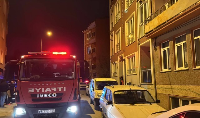 Yangın çıkan apartmandaki genci ekipler kurtardı