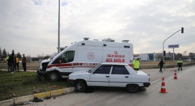 Ambulansla otomobil çarpıştı, 2 yaralı