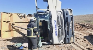 Devrilen kamyonun sürücüsü yaralandı