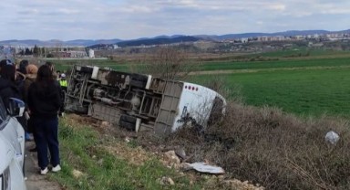 Devrilen minibüsteki 26 öğrenci ile sürücü hafif yaralandı