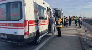 Devrilen otomobildeki 4 kişi yaralandı