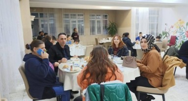 Down Sendromu gününde iftarda buluştular