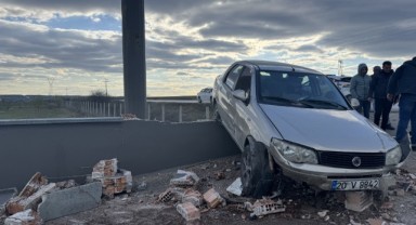 İş yerinin duvarına çarpan otomobilin sürücüsü yaralandı