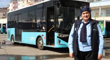 Kadın otobüs şoförü yolcularını güvenle duraklarına ulaştırıyor