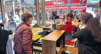 Ramazan ayının vazgeçilmezi 'Güllaç' tezgahları süslüyor