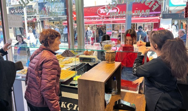 Ramazan ayının vazgeçilmezi 'Güllaç' tezgahları süslüyor