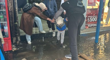 Sağanak yağış nedeniyle cadde ve sokaklar göle döndü
