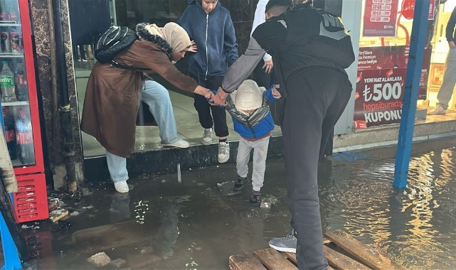Sağanak yağış nedeniyle cadde ve sokaklar göle döndü