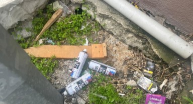 Tarihi çeşmeye sprey boyayla yazılar yazıldı