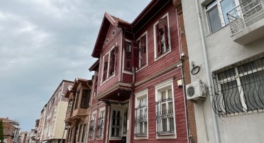 Tarihi Konak “Efsane” Edirne Kırmızısı rengiyle dikkat çekiyor