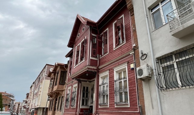 Tarihi Konak “Efsane” Edirne Kırmızısı rengiyle dikkat çekiyor