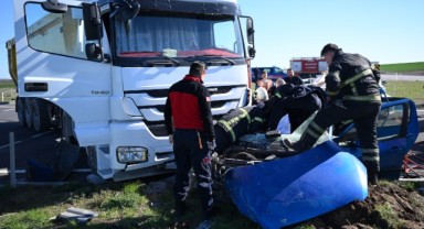 Tırla otomobilin çarpıştığı kazada 2 kişi yaralandı