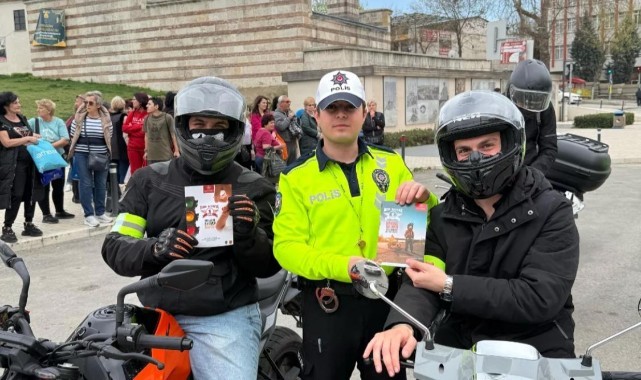 Polis ekipleri bayram öncesi sürücülere broşür dağıttı