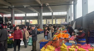 Vatandaşlar, ramazan alışverişlerini pazardan yapıyor