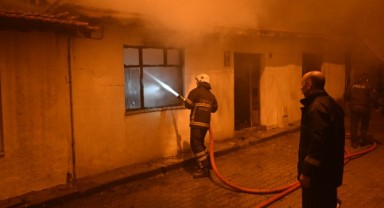 Yangında 2 müstakil ev kullanılamaz hale geldi