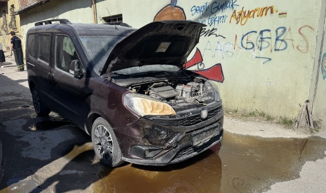 Alevler park halindeki araçta hasar oluşturdu