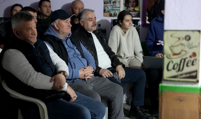 Köy kahvehanesi tiyatro sahnesine dönüştü
