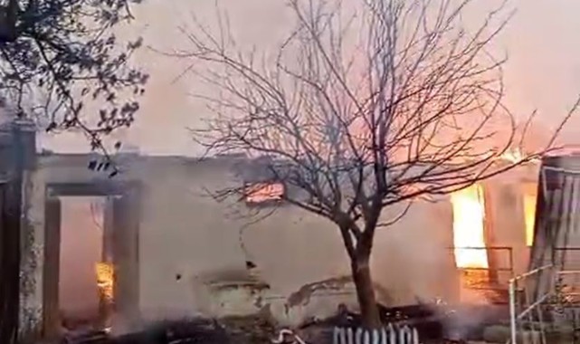 Müstakil ev yangında kullanılamaz hale geldi
